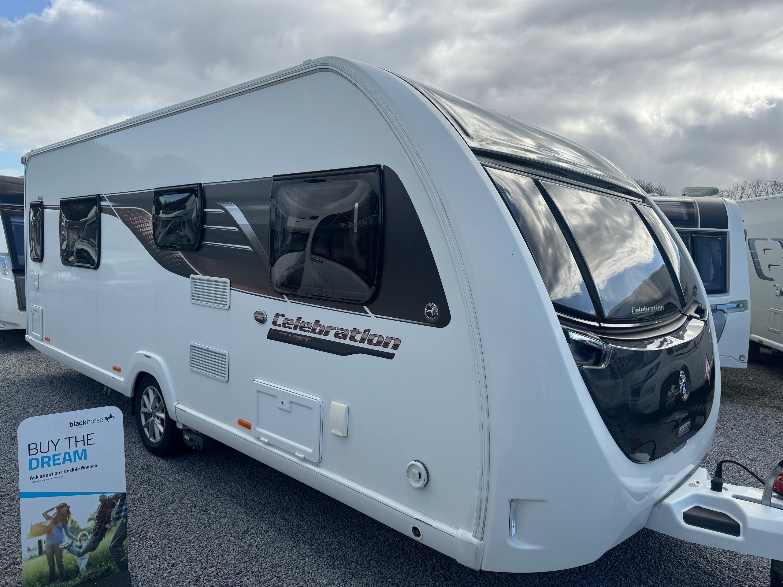 2021 Swift Celebration 880 X