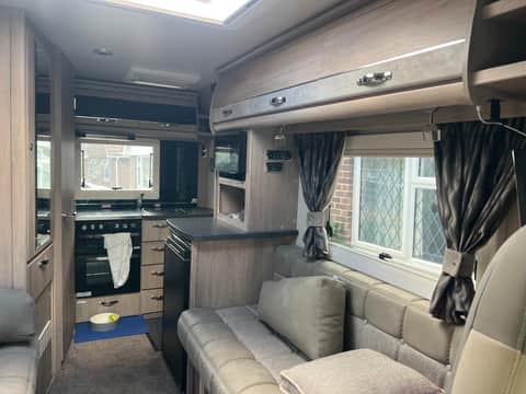 Auto-Sleepers Nuevo 2 BERTH AUTOSLEEPER, VERY LOW MILES, AUTOMATIC, 2.2 DIESEL, BATHROOM WITH SHOWER & TOILET