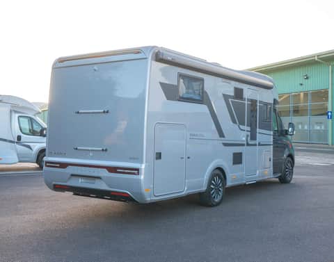 Adria Matrix Supreme MB 670 DC 170BHP Auto
