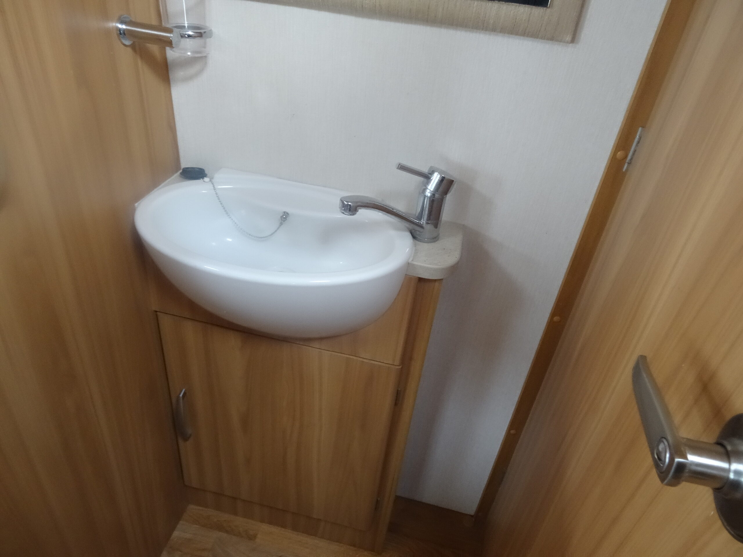 Lunar Lexon 550 (2012) Four-Berth Caravan with Side-Dinette