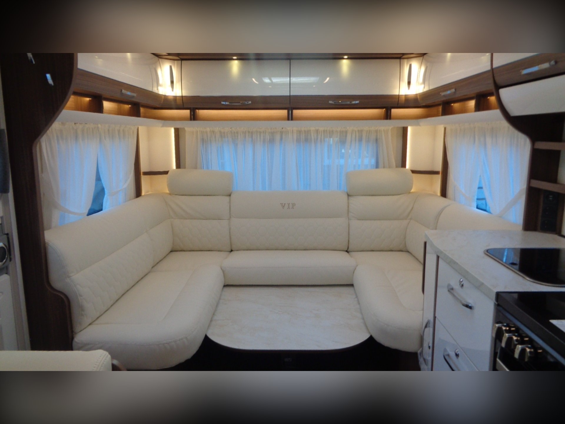 LMC 695 VIP Exquisit 2026 New 5-Berth Caravan with Island Bed