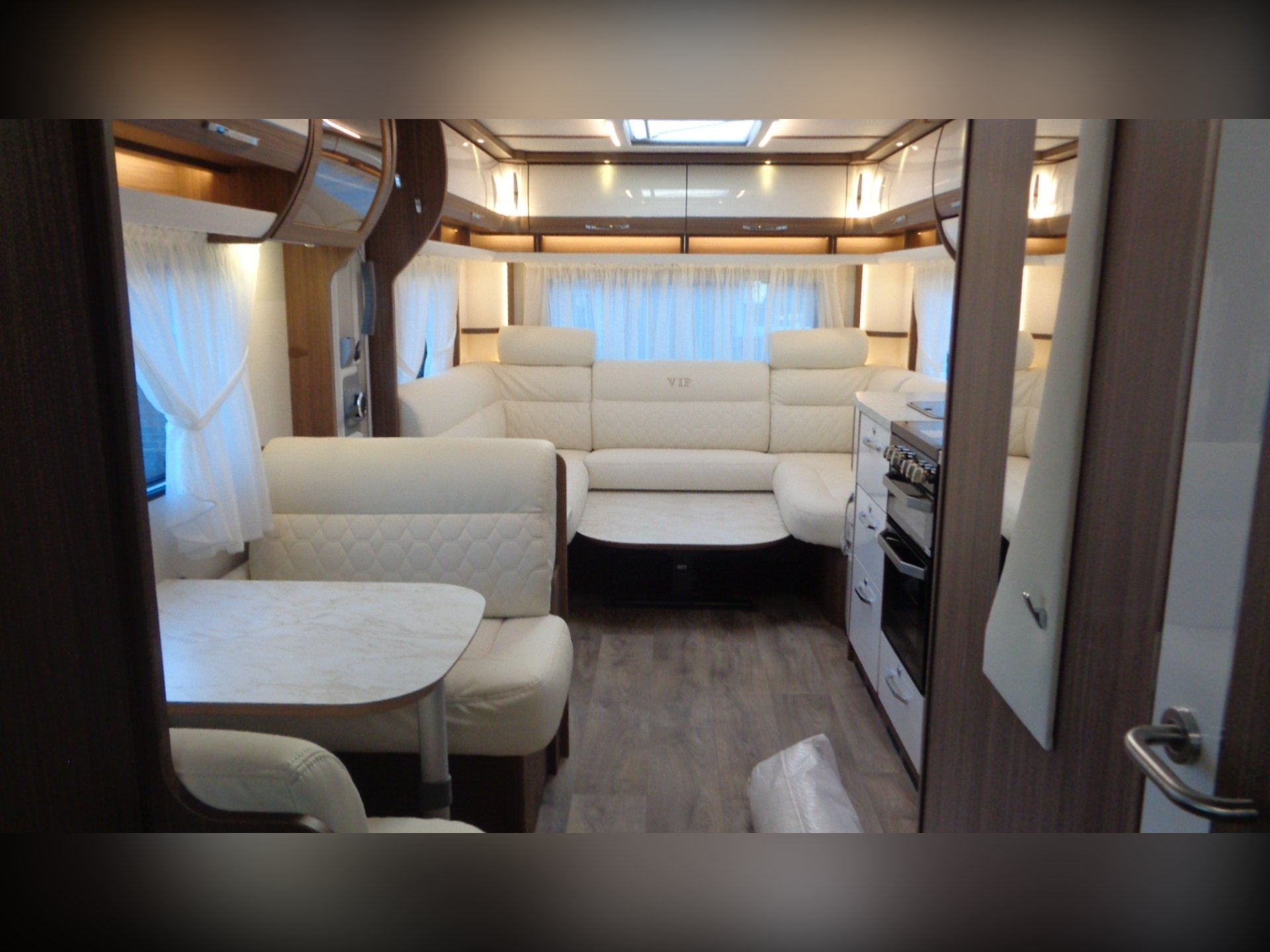 LMC 695 VIP Exquisit 2026 New 5-Berth Caravan with Island Bed