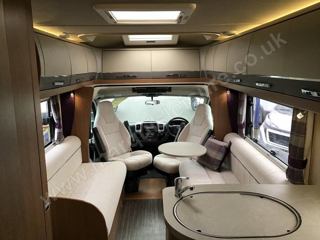 Auto-Trail TRACKER RS LO-LINE