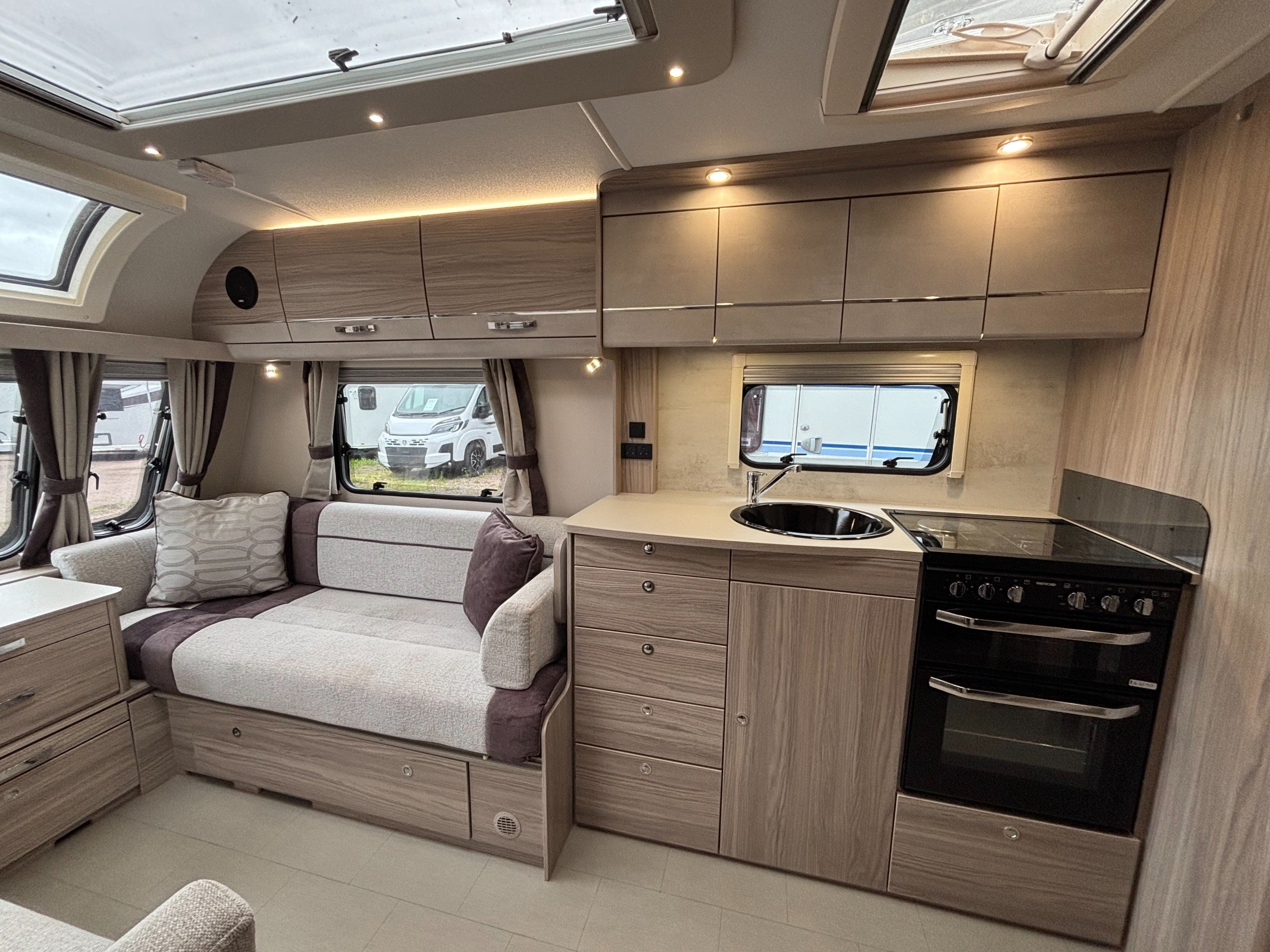 Elddis Avante Riva 860