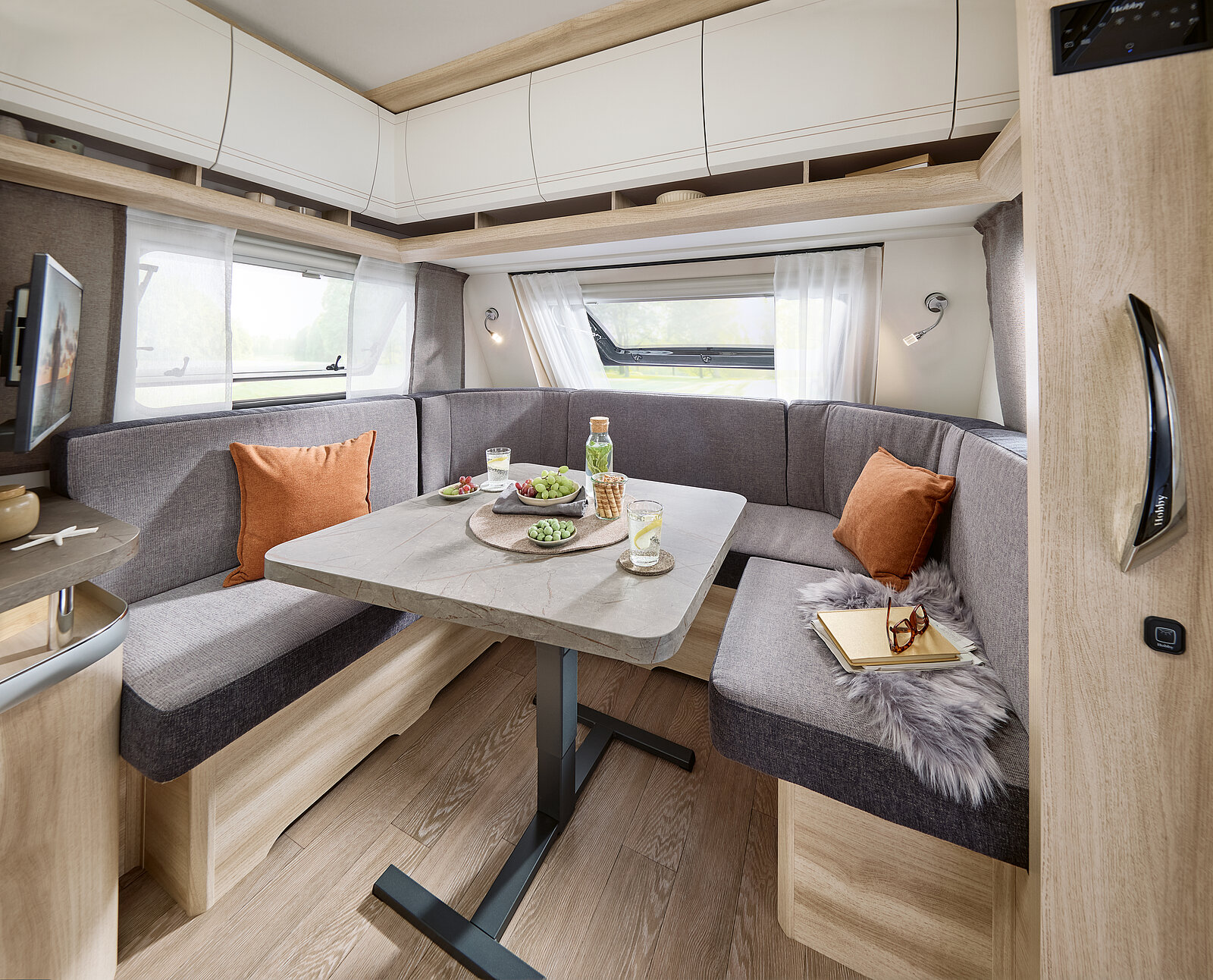 Hobby DE LUXE 460 LU interior image