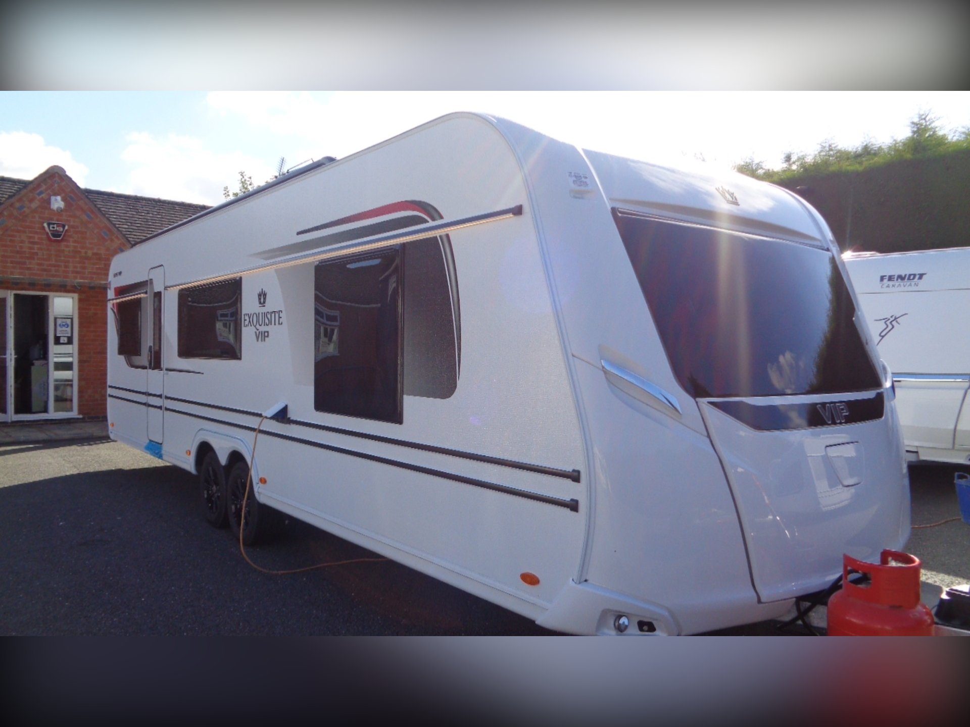 LMC 695 VIP Exquisit 2026 New 5-Berth Caravan with Island Bed