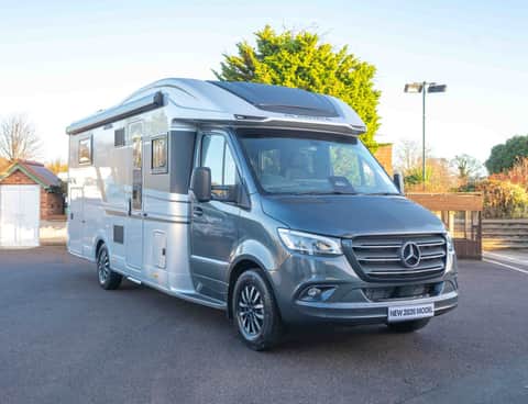 Adria Matrix Supreme MB 670 DC 170BHP Auto