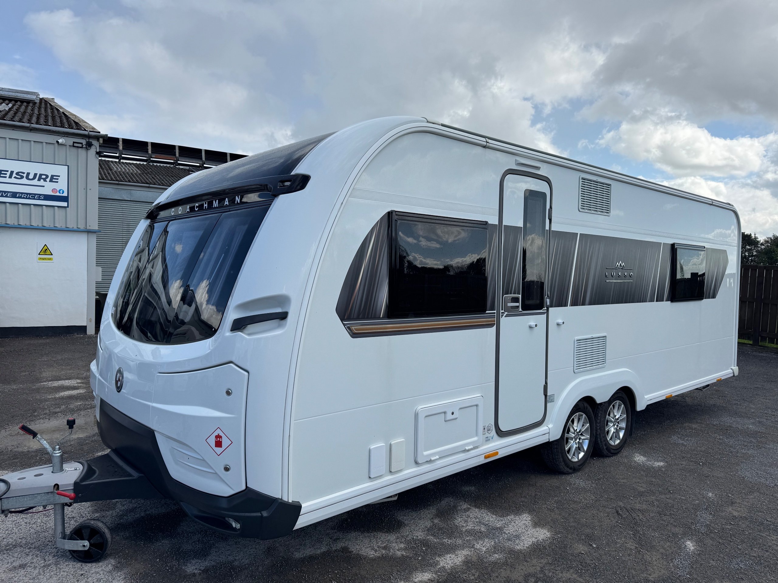 2021 Coachman Lusso 4 Twin Axle 8ft Wide Island Bed Caravan