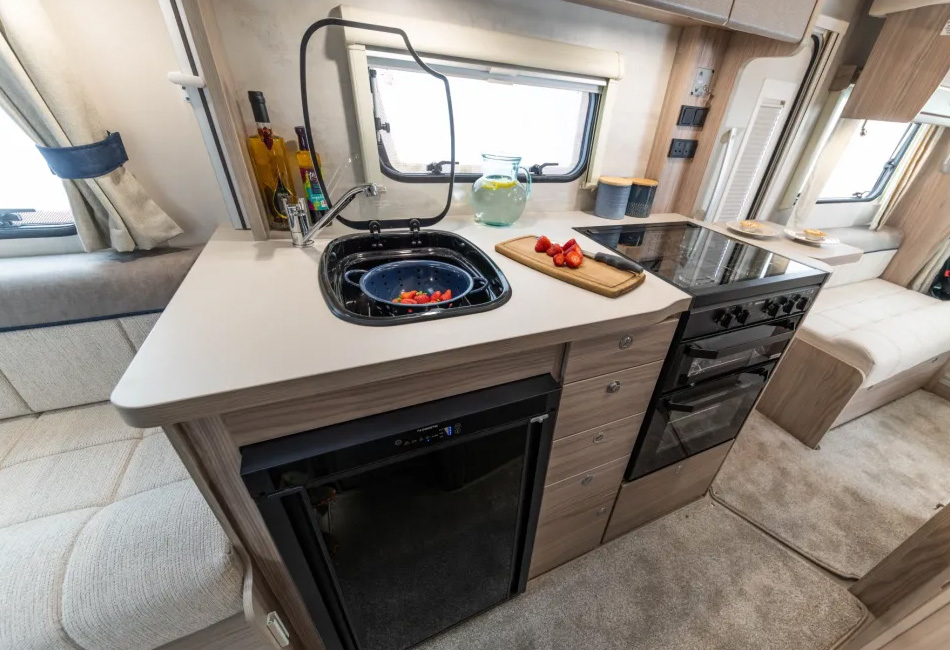 Elddis Signature 196
