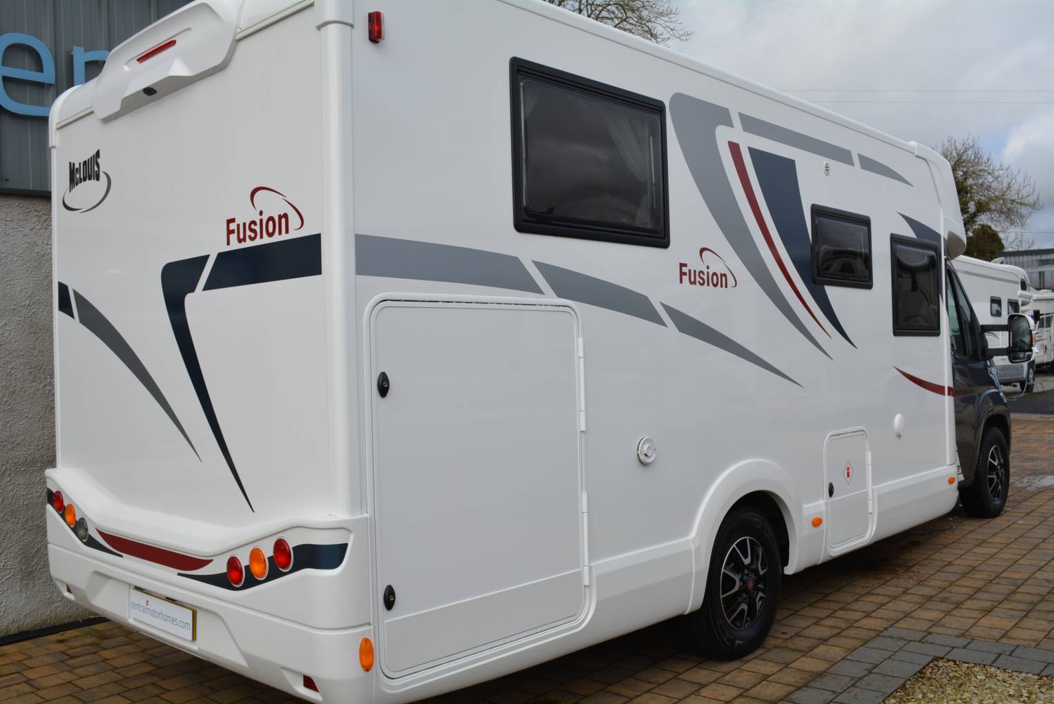 2025 MCLOUIS FUSION 373