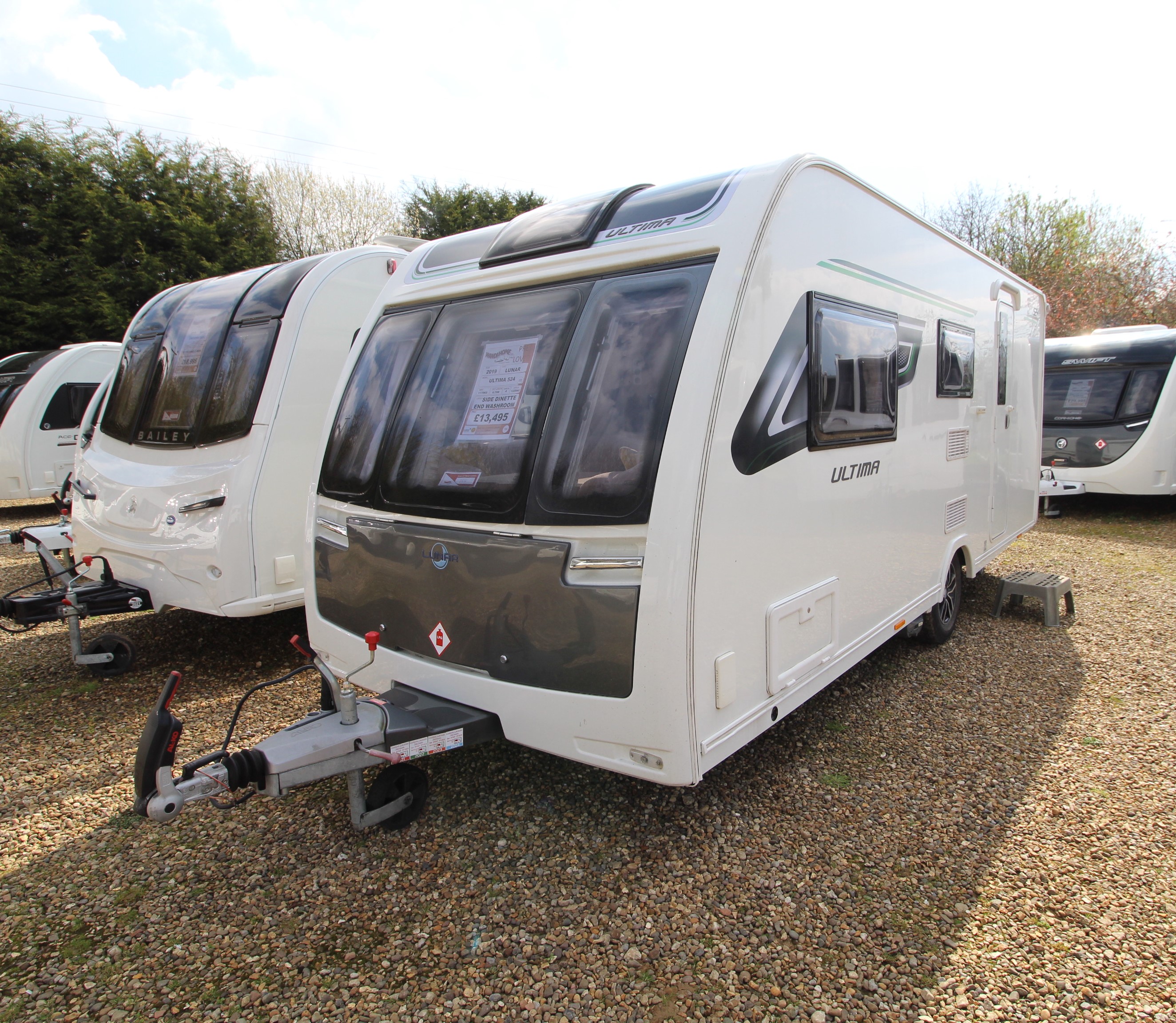 2016 Lunar Ultima 524 4-Berth Caravan with Motor Mover