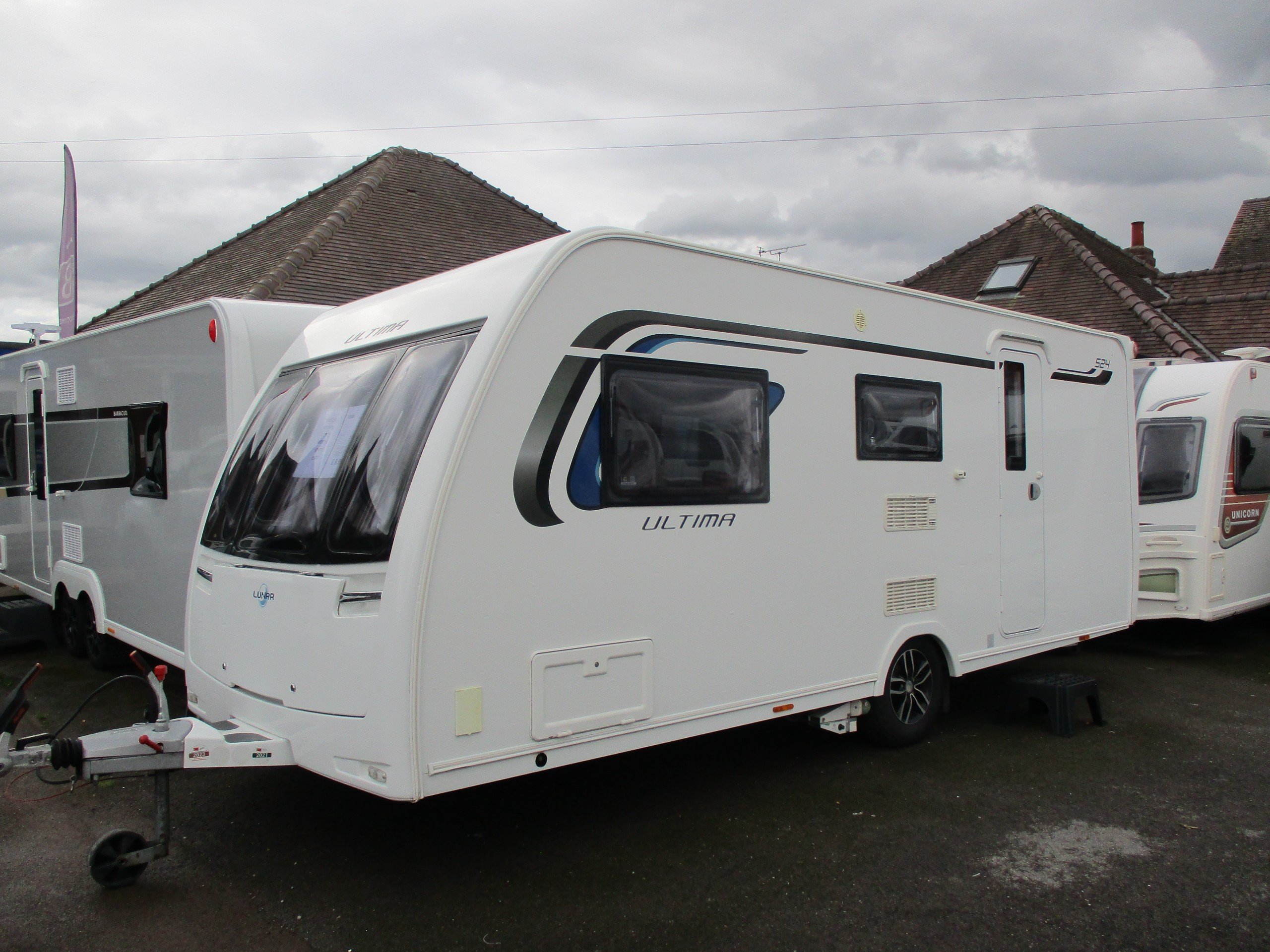 2016 Lunar Ultima 524 4-Berth Caravan with Motor Mover