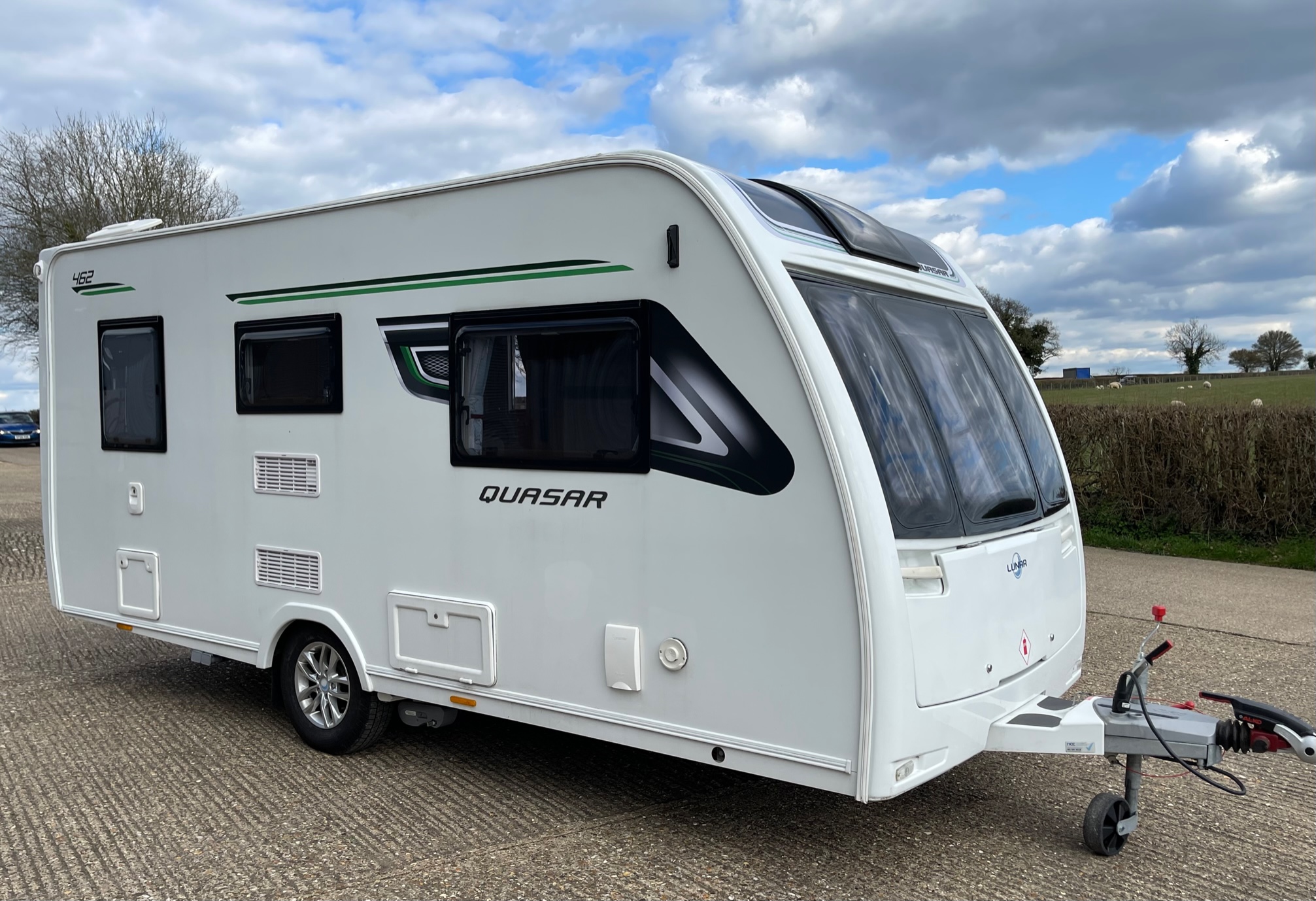 2011 Lunar Quasar 462 - Lightweight 2-Berth with End Washroom