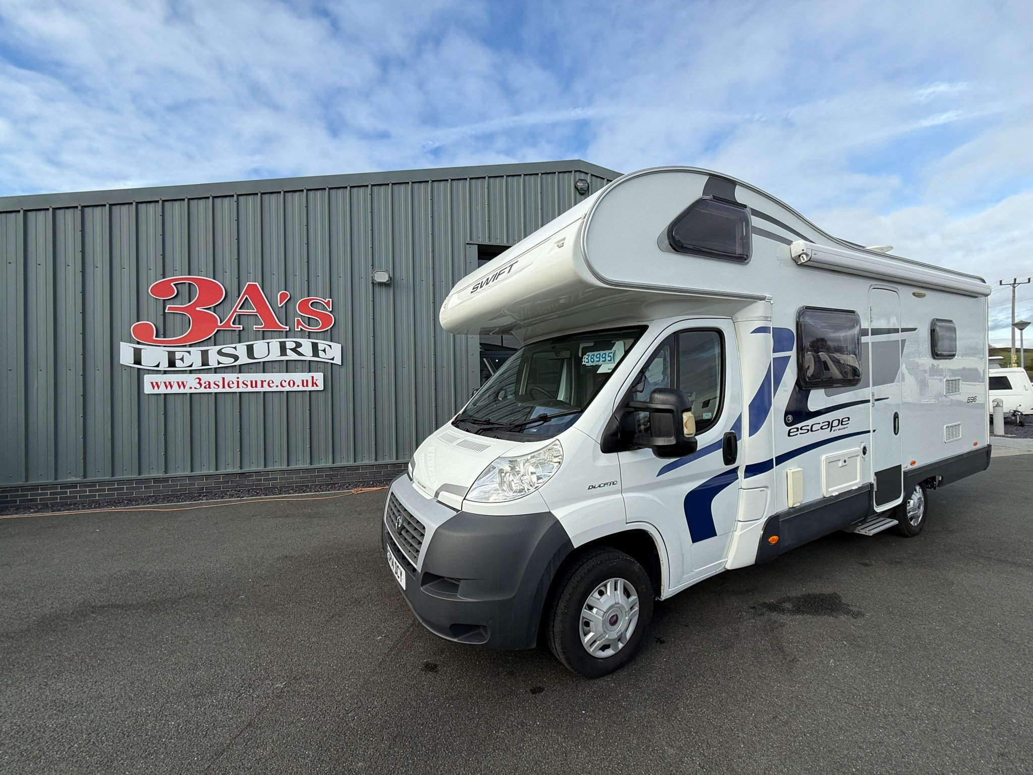 2014 Swift Escape 6-Berth Motorhome with End-Washroom