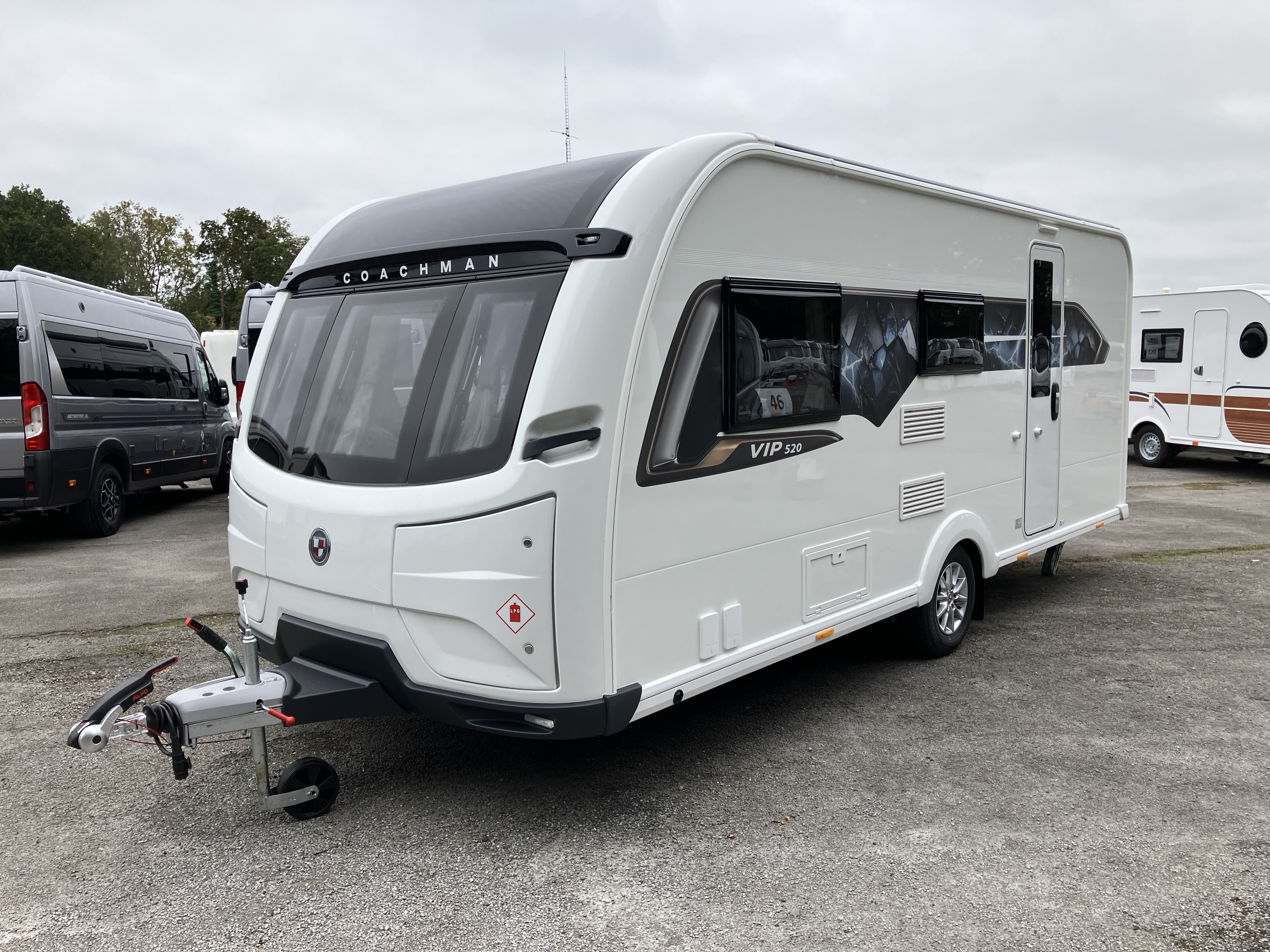 Coachman VIP 520 - Exterior - Front