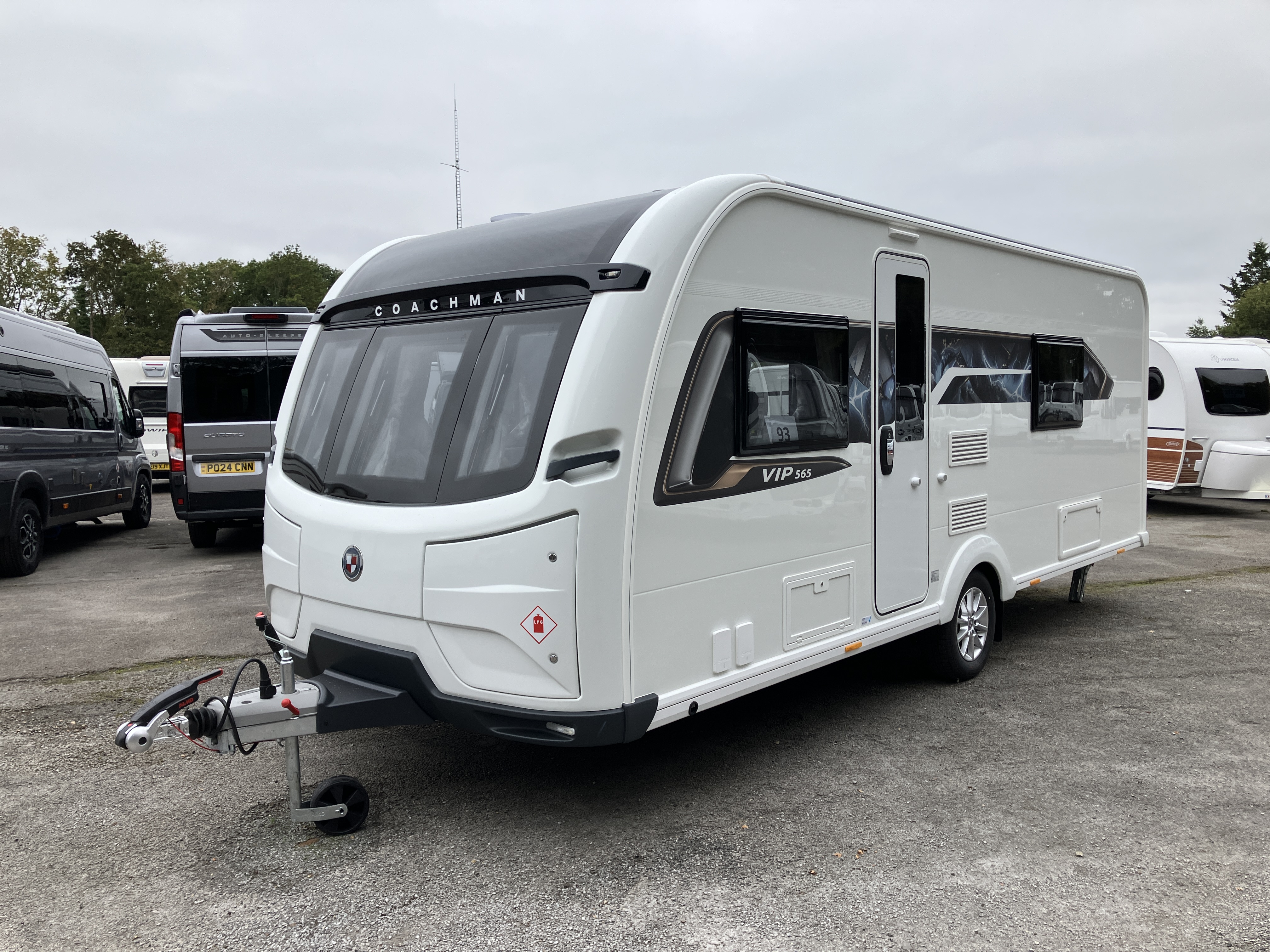 Coachman VIP 565 - Exterior - Front